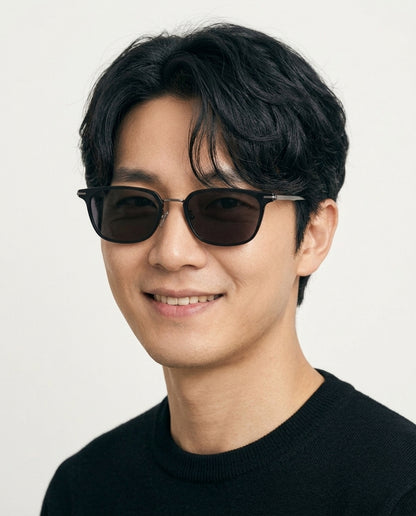 Model wearing Dormann Sun Phoenix rectangle sunglasses in Black/Shiny Silver