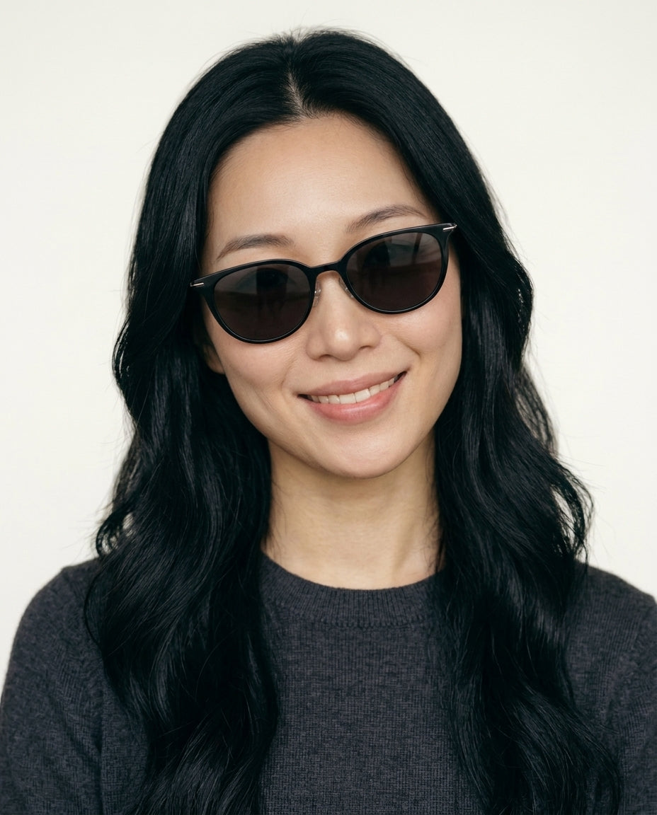Model wearing Dormann Sun Maui round sunglasses in Black